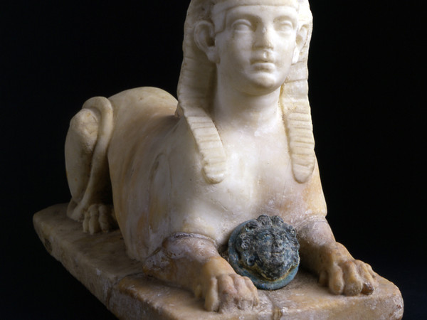 Sfinge I sec. d.C., Marmo bianco e bronzo, base 33 x 12,5 cm h 20,8 cm, Museo Archeologico Nazionale, Napoli