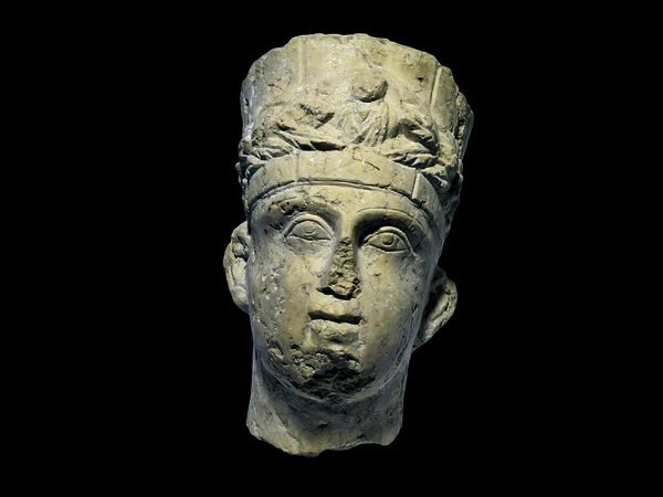 Frammento di rilievo funerario, Seconda metà II secolo d.C. Calcare rosato, 23 x 22 x 38 cm, Musei Vaticani | Foto © Gianluca Baronchelli