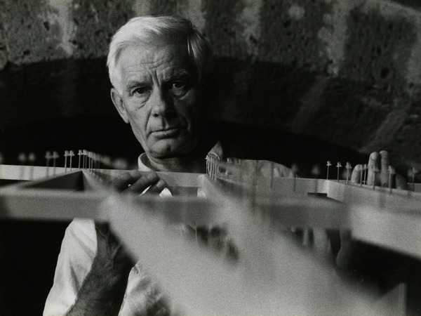 Enrico Castellani nello studio di Celleno (Viterbo), 1984. Ph. Nataly Maier – Courtesy Fondazione Enrico Castellani