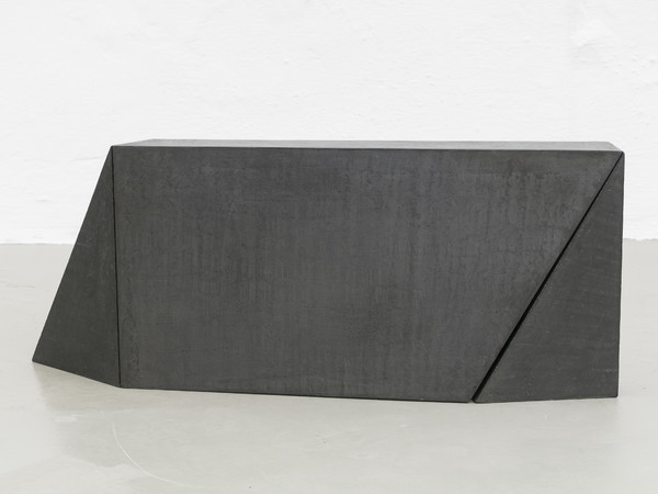 Giuseppe Uncini, Spazio TS 7, 1978, Cemento e grafite su legno, 70 x 29 x 15 cm, (Bibliografia: B. Corà, Cat. rag., op. cit., n. arch. 78-003 p.291), 