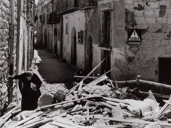 Robert Capa,  Anziana donna tra le rovine di Agrigento, 17-18 luglio 1943  | Photograph by Robert Capa © International Center of Photography / Magnum - Collection of the Hungarian National Museum
