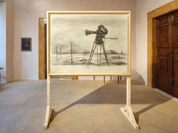 William Kentridge, Drawing for the Venice Biennale project, 2005, Carboncino e pastello su carta, Collezione Lia Rumma Veduta della mostra Pensieri fuggitivi a cura di Saverio Verini, Palazzo Collicola, Spoleto, 2025 | Courtesy © William Kentridge e Lia Rumma Gallery Milano/Napoli | Foto: Giuliano Vaccai