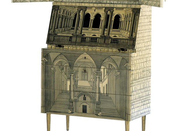 Trumeau-bar “Architettura”, Piero Fornasetti. Legno e ottone. Stampato e laccato a mano. Originariamente disegnato da Gio Ponti, fu poi modificato da Piero Fornasetti che per la sua piccola produzione preferì conferirgli un aspetto più squadrato. Courtesy Fornasetti