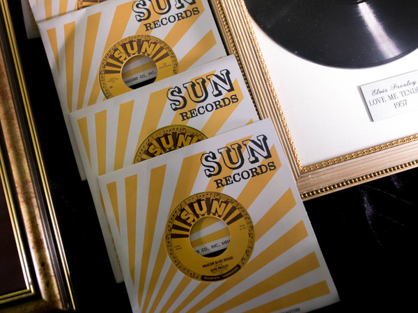 I cinque 45 giri registrati da Elvis con la Sun Records tra luglio 1954 e novembre 1955 