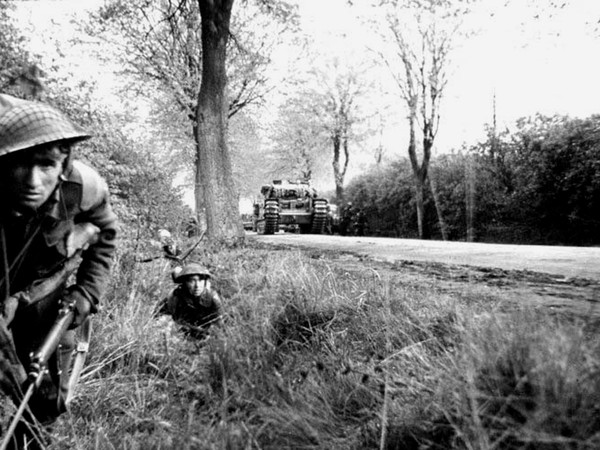 Soldati britannici avanzavano in territorio francese nei giorni seguenti lo sbarco in Normandia. Normandia, Francia, giugno 1944