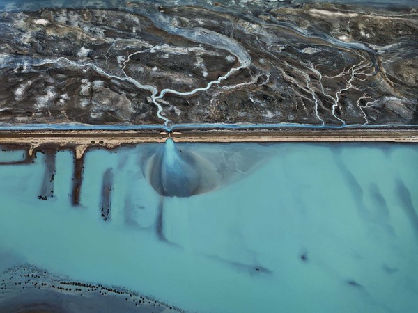 Edward Burtynsky, Cerro Prieto – Centrale geotermica. Bassa California, Messico 2012 © Edward Burtynsky / courtesy Admira, Milano<br />