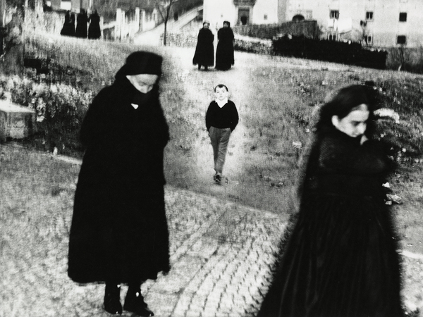 Mario Giacomelli. Il fotografo e il poeta, Milano, Palazzo Reale, Dal 22 maggio al 7 settembre 2025 | Mario Giacomelli, Scanno,1957-1959 | © Archivio Mario Giacomelli, Senigallia