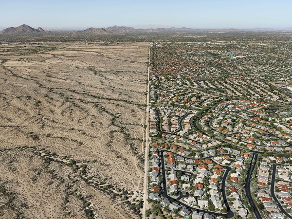 Edward Burtynsky, Riserva indiana Salt River Pima – Maricopa. Sobborghi di Scottsdale, Arizona, USA 2011 © Edward Burtynsky / courtesy Admira, Milano