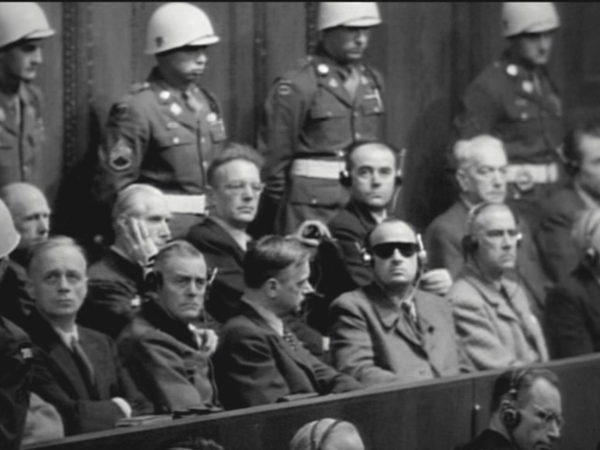 Gli accusati il 29 novembre 1945 prima della proiezione delle immagini dei campi di concentramento nazisti. Fotogrammi estratti dal film Nuremberg, les nazis face à leurs crimes realizzato da Christian Delage (2006) | © Christian Delage, Compagnie des phares et balises, 2006