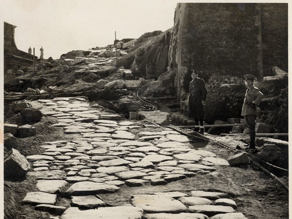 Fotografo non identificato, Via Sacra dal Campidoglio a Campo Vaccino demolizioni anni ‘30