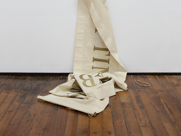 Giulio Paolini, Quam raptim ad sublimia, 1969, Vernice su tessuto di cotone Striscione, 420x 65 cm, Misure complessive variabili | Foto: Antonio Maniscalco
