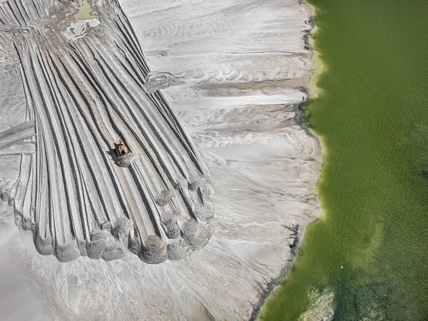 Edward Burtynsky, Phosphor Tailings Pond #4, Near Lakeland, Florida, USA, 2012 | Foto © Edward Burtynsky | Courtesy of © Admira Photography, Milan / Nicholas Metivier Gallery, Toronto