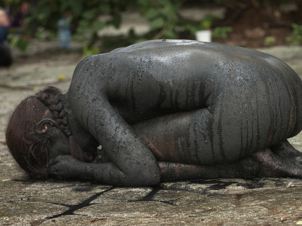 Regina Josè Galindo, Piedra, 2013 | © Courtesy Merano Arte “Gestures - Women in action”