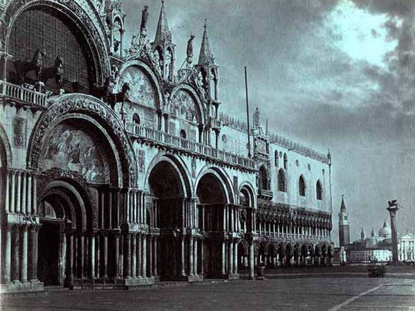 Carlo Naya, Venezia, Piazza San Marco, basilica di San Marco verso la piazzetta e il bacino. Notturno con ‘effetto chiaro di luna’, ante 1885. Stampa all’albumina con viraggio su carta colorata 