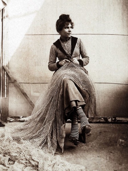 Tomaso Filippi, Venezia, studio di figura in interno, donna con rete da pesca, 1894-1897
