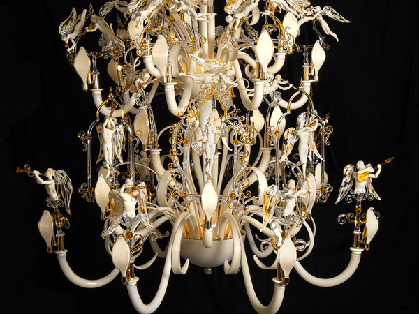 Lucio Bubacco, Musica Angelica, vetro soffiato, lavorazione a lume, componenti elettriche, 175 x 145 x 145 cm, 50 figure, 30 bracci, 42 punti luce