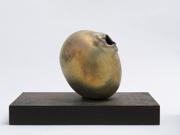 Lucio Fontana, Concetto spaziale, 1962-63, Terracotta smaltata, lustrata e squarcio cm 28 x 21 Milano, Fondazione Lucio Fontana © Fondazione Lucio Fontana, Milano, by SIAE 2025 | courtesy Peggy Guggenheim Collection Lucio Fontana, Concetto spaziale, 1962-63, Terracotta smaltata, lustrata e squarcio cm 28 x 21 Milano, Fondazione Lucio Fontana © Fondazione Lucio Fontana, Milano, by SIAE 2025 | courtesy Peggy Guggenheim Collection
