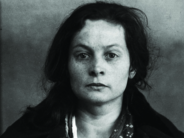 Elizaveta Alekseïevna Voïnova, Russia, nata nel 1905 nel villaggio di Zakharovo, distretto Klinski, regione di Mosca. Studi secondari, senza partito, madre di famiglia. Residente a Mosca, via Manejnaïa 5, app. 9. Arrestata il 23 settembre 1937. Condannata a morte il 29 ottobre 1937. Giustiziata il 13 novembre 1937. Riabilitata nel 1989 | © Archivi Centrali FSB e Archivi Nazionali della Federazione Russa GARF, Mosca, copie pubblicate dagli archivi dell’Associazione Inter