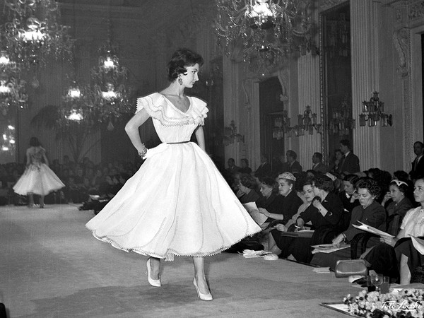 Gennaio 1955, Abiti da cocktail in passerella alla Sala Bianca, Palazzo Pitti | © Archivio Foto Locchi