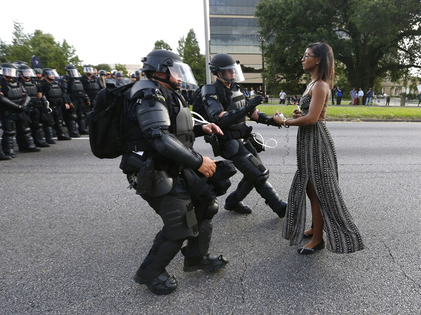 Contemporary Issues - First Prize, Singles © Jonathan Bachman, Reuters, Taking A Stand In Baton Rouge, Iesha Evans sostiene la propria causa ad una manifestazione contro la violenza della polizia nei confronti degli uomini neri, fuori dal Baton Rouge Police Department in Louisiana, USA