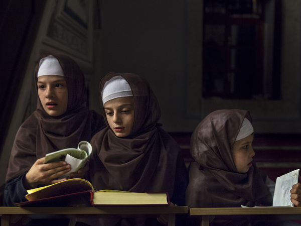 Bulaj 2, Kosovo, Ragazze albanesi studiano il corano