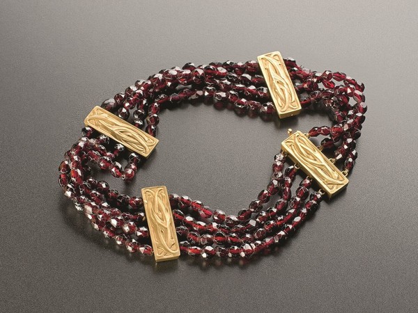 Franta Anýž (1876-1934), Girocollo (Collier de chien), 1900 circa, Praga Oro, granati boemi, Lungh. 32 cm