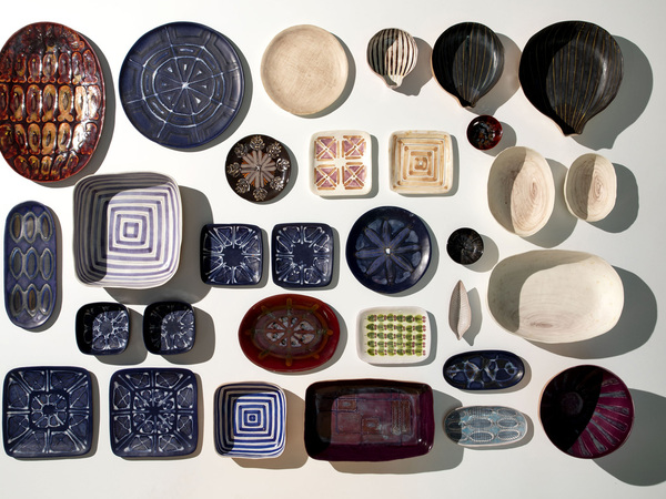 Pompeo Pianezzola, Ciotole, piatti, coppe, 1960. Terra toscana decorata, terraglia smaltata e decorata. Collezione privata Pompeo Pianezzola, Ciotole, piatti, coppe, 1960. Terra toscana decorata, terraglia smaltata e decorata. Collezione privata