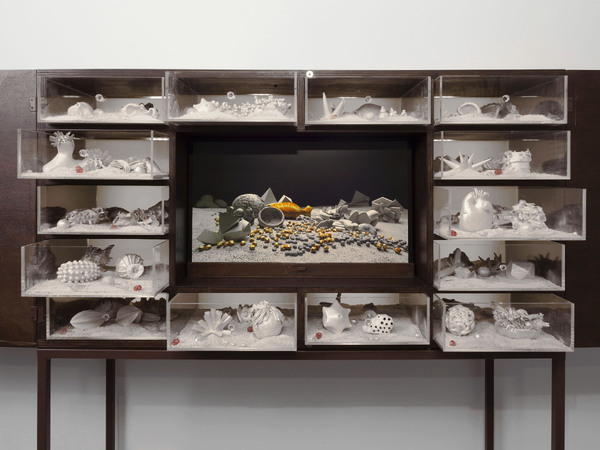 Giuliana Cunéaz, Matter waves unseen, 2013. Ferro, legno, plexiglass, led, sabbia, televisore HD microcomputer e 45 sculture in argilla cruda dipinta 165 x 113,5 x 40 cm. Giuliana Cunéaz, Matter waves unseen, 2013. Ferro, legno, plexiglass, led, sabbia, televisore HD microcomputer e 45 sculture in argilla cruda dipinta 165 x 113,5 x 40 cm.