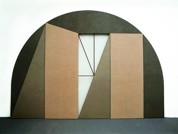 Giuseppe Uncini, Dimore n. 40, 1984, Cemento, ferro e pigmenti su laminato legno, 450 x 320 cm, (Esposizione: XLI Biennale Internazionale d’Arte Venezia, Bibliografia: B. Corà, Cat. rag, op. cit., n. arch. 84-001, p.304), 