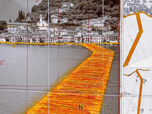 Christo e Jeanne-Claude, The Floating Piers (Progetto per il Lago d'Iseo, Italy), Collage 2014, 43.2 x 55.9 cm, Matita, pastello a cera, smalto, fotografia di Wolfgang Volz, mappe tecniche, tessuto e nastro | Foto di André Grossmann © Christo 2014