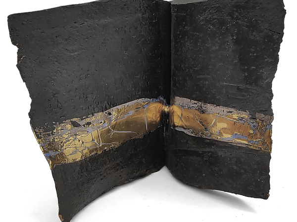 Maria Lai Maria, <em>Libro ibro</em>, 1990, terracotta patinata e parzialmente smaltata rifinita al terzo fuoco, h 12,5 cm, sul retro, inciso