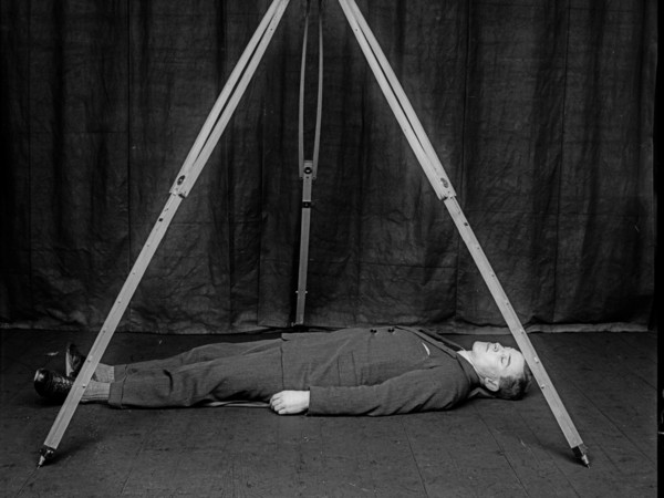 Messinscena dimostrativa del sistema di fotografia metrica di Bertillon, con un corpo a simulare il cadavere e l’apparecchiatura in posizione. Materiale didattico per corsi e conferenze. Rodolphe A. Reiss, 1925. Collezione dell’Institut de police scientifique dell’Università di Losanna | © R. A. REISS, coll. IPSC