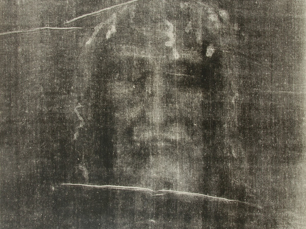 Sacra Sindone, Torino: viso, tracce di sangue e siero lasciate sulla fronte dalle corone di spine. Negativo. Tiraggio realizzato tramite l’ingrandimento del cliché di Giuseppe Enrie (1931-1933). Fondo Paul Vignon | © Institut Catholique de Paris, Bibliothèque de Fels.