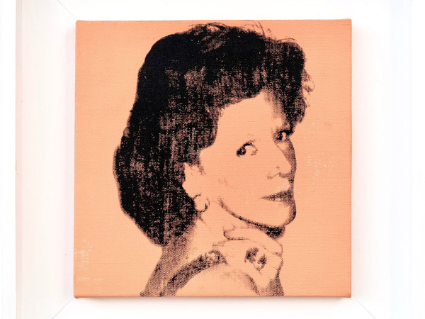 Andy Warhol, Caroline, 1976. Acrilico e serigrafia su lino, 25,4 x 25,4 cm. Andy Warhol, Caroline, 1976. Acrilico e serigrafia su lino, 25,4 x 25,4 cm.