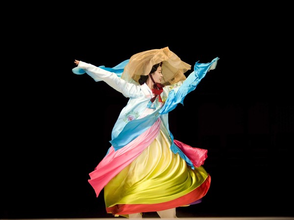 Jodi Cobb, Corea del Sud 2009, Una modella vestita di seta danza alla sfilata di Hanbok, 