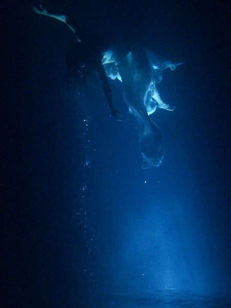 Bill Viola, Isolde’s Ascension, TheShapeofLightintheSpaceAfterDeath 2005 Performer Sarah Steben 10.30 minuti Edition of twelve with one artist’s proof Foto Kira Perov 