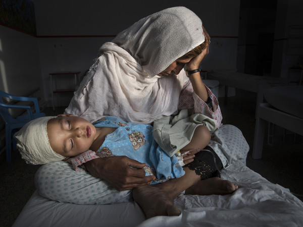 Daily Life - First Prize, Singles © Paula Bronstein, Pulitzer Center on Crisis Reporting / Getty Images Reportage, The Silent Victims Of A Forgotten War, Najiba abbraccia suo nipote Shabir ferito i un bombardamento che ha ucciso sus sorella, a Kabul, Afghanistan, a marzo. La bomba è esplosa i una zona relativamente tranquilla di Kabul mentre la madre di Shabir stava accompagnando i suoi figli a scuola