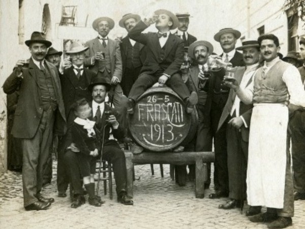 Roma, Brindisi a cavallo d’una botte, 1913. Foto E. Bazzichelli