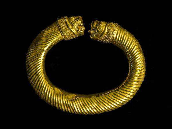 Bracciale a cerchio aperto con corpo a sezione cilindrica e terminazioni zoomorfe costituite da protomi leonine, VI secolo a.C., Kurdistan (Iran occidentale), Oro, Diaetro 8.5 x 2.3 cm, Peso 125 gr | Photo © Gianluca Baronchelli