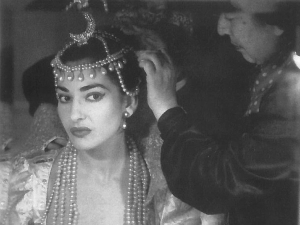 Maria Callas in camerino mentre si prepara ad interpretare l'Ifigenia di Gluck, Milano 1957, In basso si vede la Sacra Famiglia di Cignaroli | Courtesy of Arthemisia Group e Gruppo AGSM