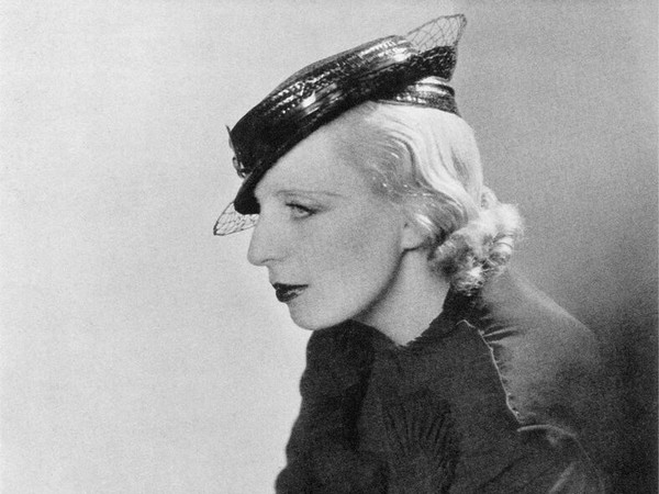 Madame d’Ora, Tamara de Lempicka con cappello le Monnier, 1934. © Madame d’Ora