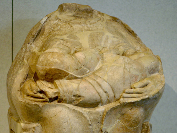 Kourotrophos di Megara Hyblaea, 550 a.C. Pietra calcarea, h cm 78. Provenienza: Megara Hyblaea (Siracusa), necropoli nord-ovest, scavi 1952. Siracusa, Museo Archeologico Regionale Paolo Orsi