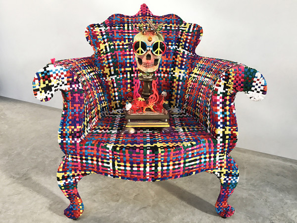 I CRICETI di Rudy van der Velde (LUCA BEATRICE “Sound and Vision”: TuMiTurbi, 2016, 21.5 x 20.5 x 46.5 cm) su Poltorna Maria Multicolor di Anacleto Spazzapan per Theinteriordesign.it | Courtesy of Rudy van der Velde Then I nterior Design