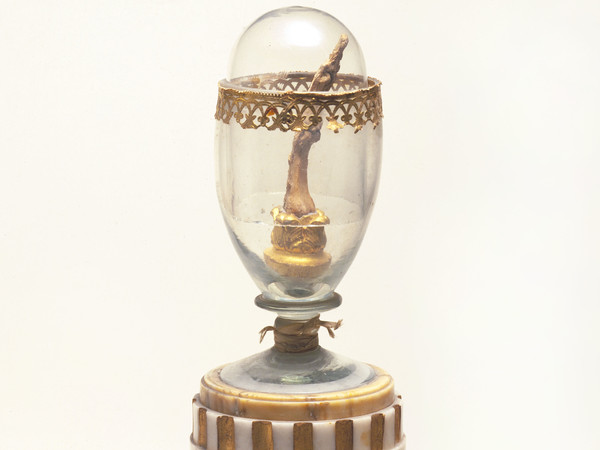 Museo Galileo: dito medio della mano destra di Galileo. Questo reperto costituisce un esempio caratteristico della celebrazione di Galileo come eroe e martire della scienza. Il dito fu prelevato dai resti mortali di Galileo da Anton Francesco Gori il 12 marzo 1737, in occasione della traslazione della salma del Pisano dalla originaria sepoltura al sepolcro monumentale fatto erigere nella Basilica di S. Croce, a Firenze, per iniziativa di Vincenzo Viviani, l'affezionato ultimo discepolo di G