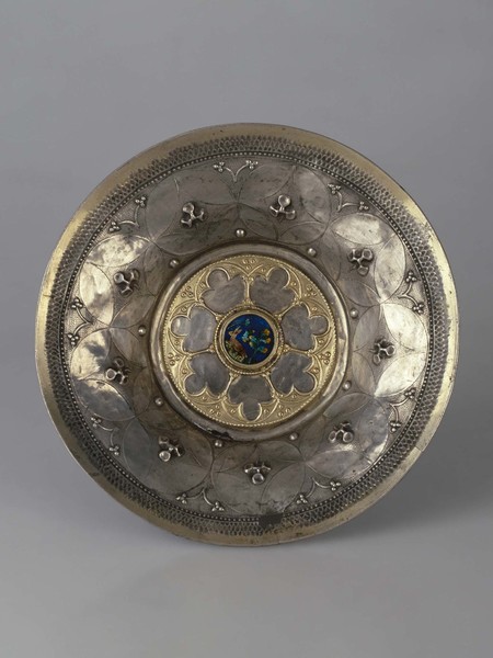 Piatto (drageoir o hanap o confettiera) con raffigurazione di lepre, Francia, Montpellier, XIV secolo, Argento dorato, smalto translucido, diam. 20 cm, San Pietroburgo, Museo Statale Ermitage