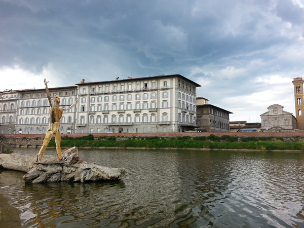 Il Sedicente Moradi, IL TUFFATORE, assemblaggio di materiali vari. Pescaia di Santa Rosa, Firenze - 26 maggio 2014 (rimossa dopo due mesi)