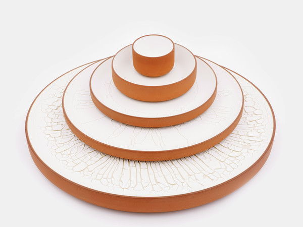 Paysages Désertiques – 5 piatti. Disegnati da ECAL/Josefina Munoz. Realizzati da Peter Fink, ceramista a Ependes (FR). L'opera è esposta a Milano presso il Museo Bagatti Valsecchi nella mostra Arts & Crafts & Design: Time according to ECAL and Swiss Craftsmen realizzata da Vacheron Constantin.