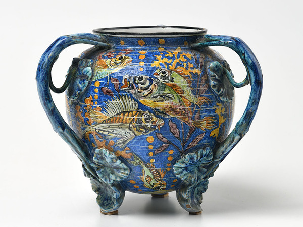 Vaso con manici a foglia. Maiolica policroma Marca Fº Molaroni Pesaro in azzurro. Ø 25 cm - h 20 cm