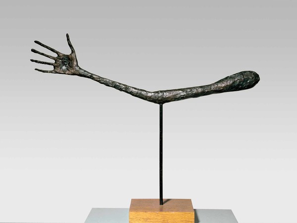 Alberto Giacometti, La Main, 1947. Bronzo, 57 x 72 x 3,5 cm. Alberto Giacometti-Stiftung, Zurich Dauerleihgabe im Kunstmuseum Winterthur AGD 1089 © Alberto Giacometti Estate / by SIAE in Italy, 2014