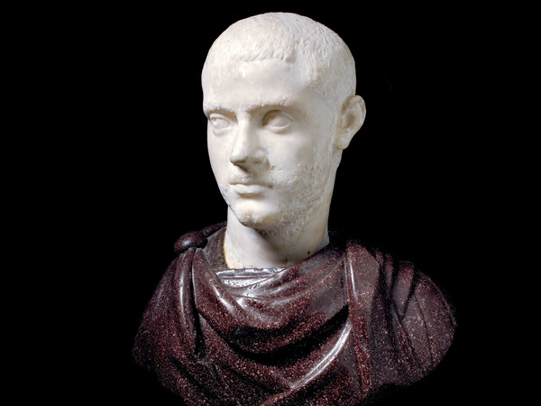 Scultore romano del 220-235 d. C. circa (ritratto), del II-III secolo d.C. (busto), il piedistallo è moderno, Busto in porfido con ritratto virile, marmo bianco pentelico (testa) inserita in busto in porfido con piedistallo modanato in serpentino, altezza 26 cm. Roma, Fondazione Dino ed Ernesta Santarelli